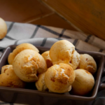 review-makanan-pao-de-queijo-roti-keju-lembut-brasil