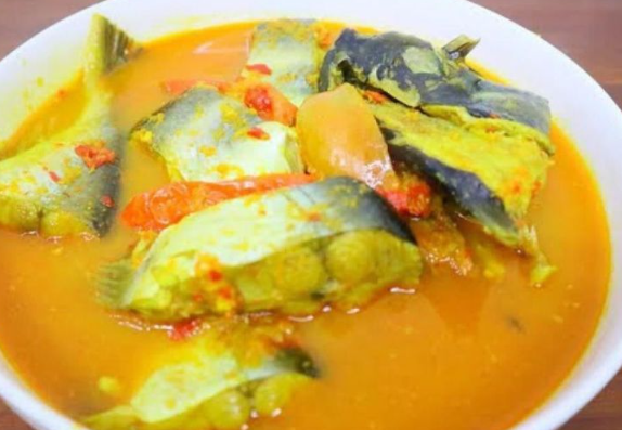 review-makanan-gulai-ikan-patin-kuah-kuning