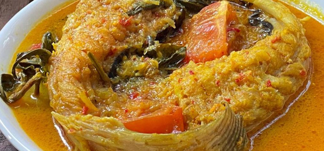 Review Ikan Pari Goreng Kuning Renyah Gurih Nikmat